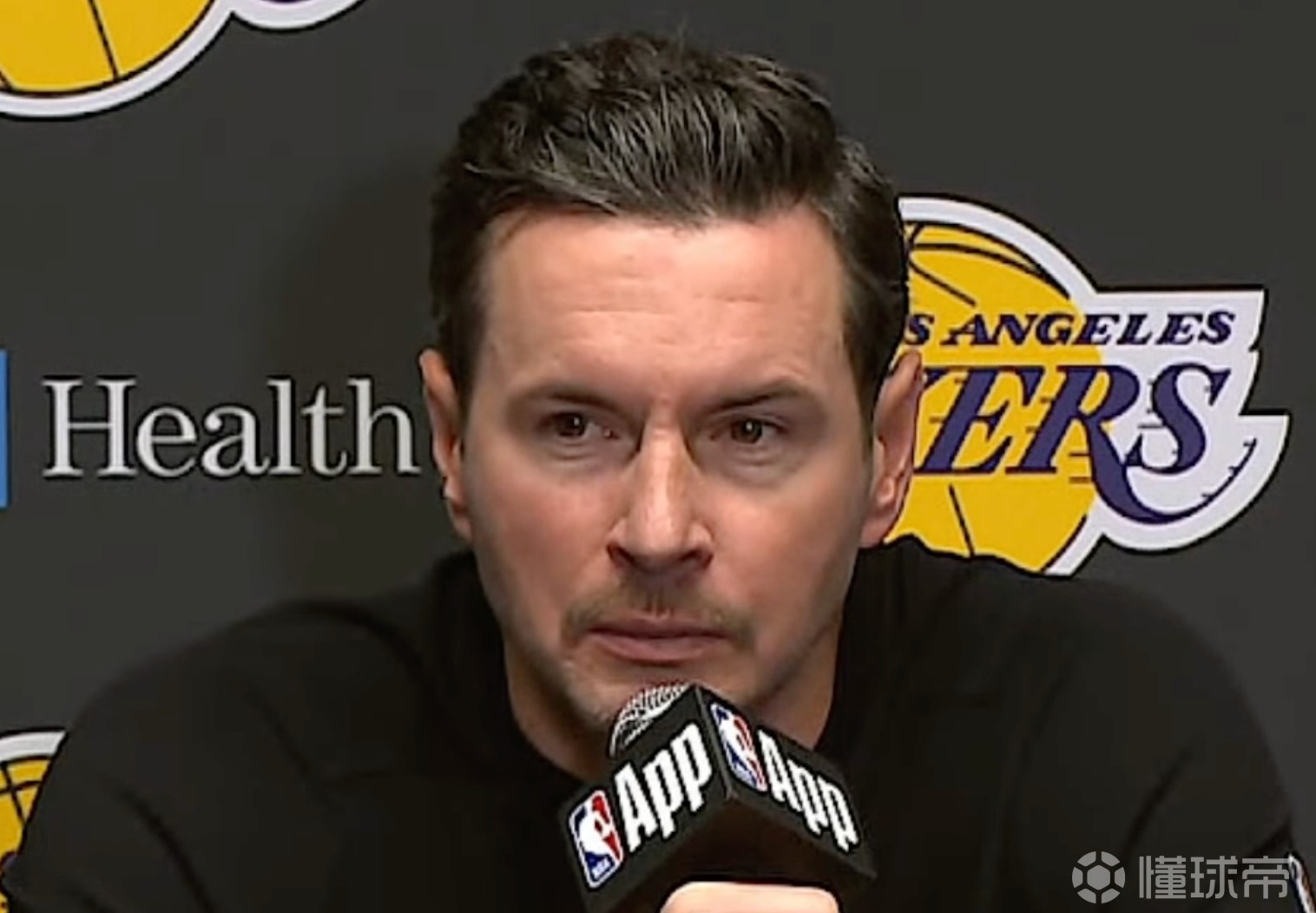 雷迪克：詹姆斯回到家乡肯定会有情绪波动；这里的地板有安全隐患