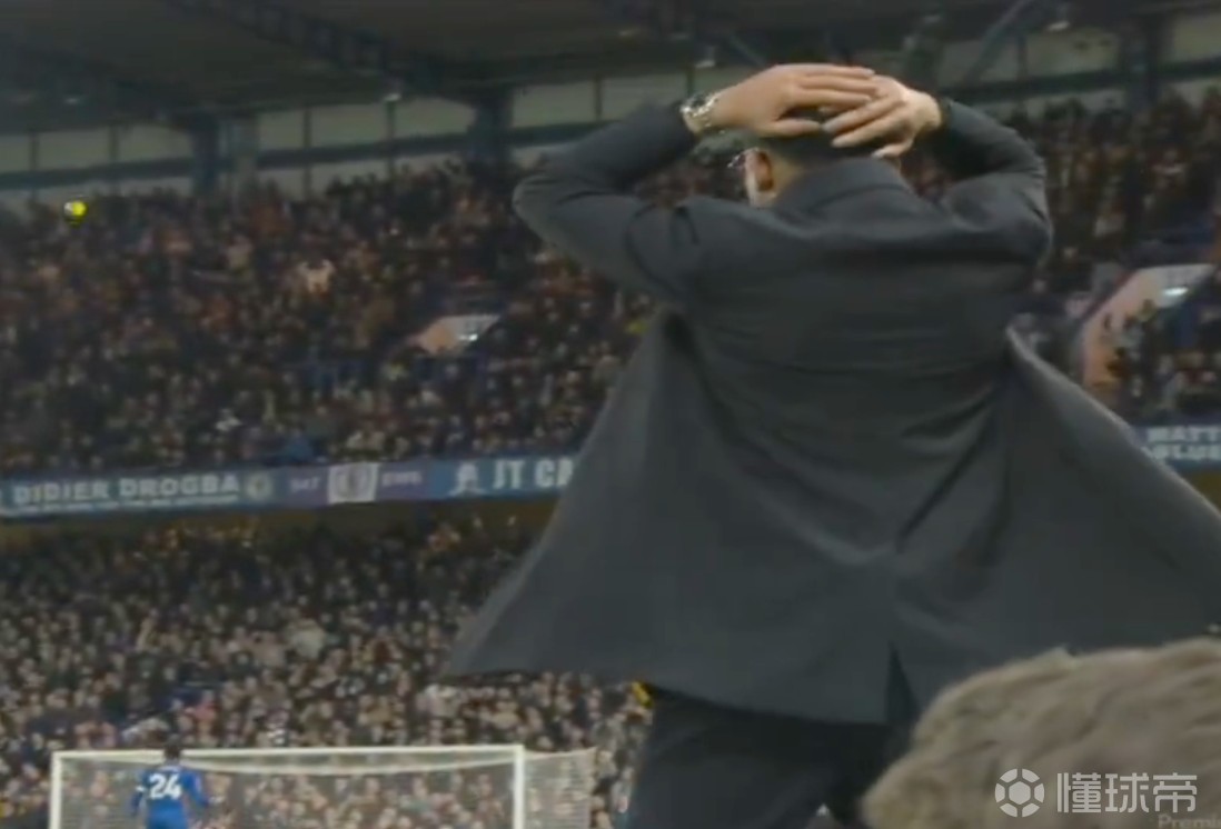 帕尔默终场前离谱射门直冲云霄，罗塞尼尔场边抱头不可思议